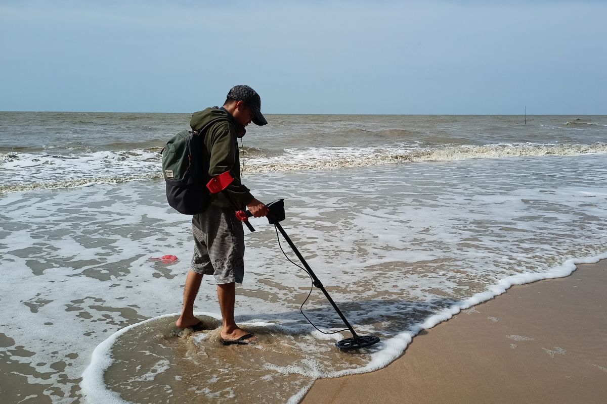 The Joys of Beach Metal Detecting in Wet Sand