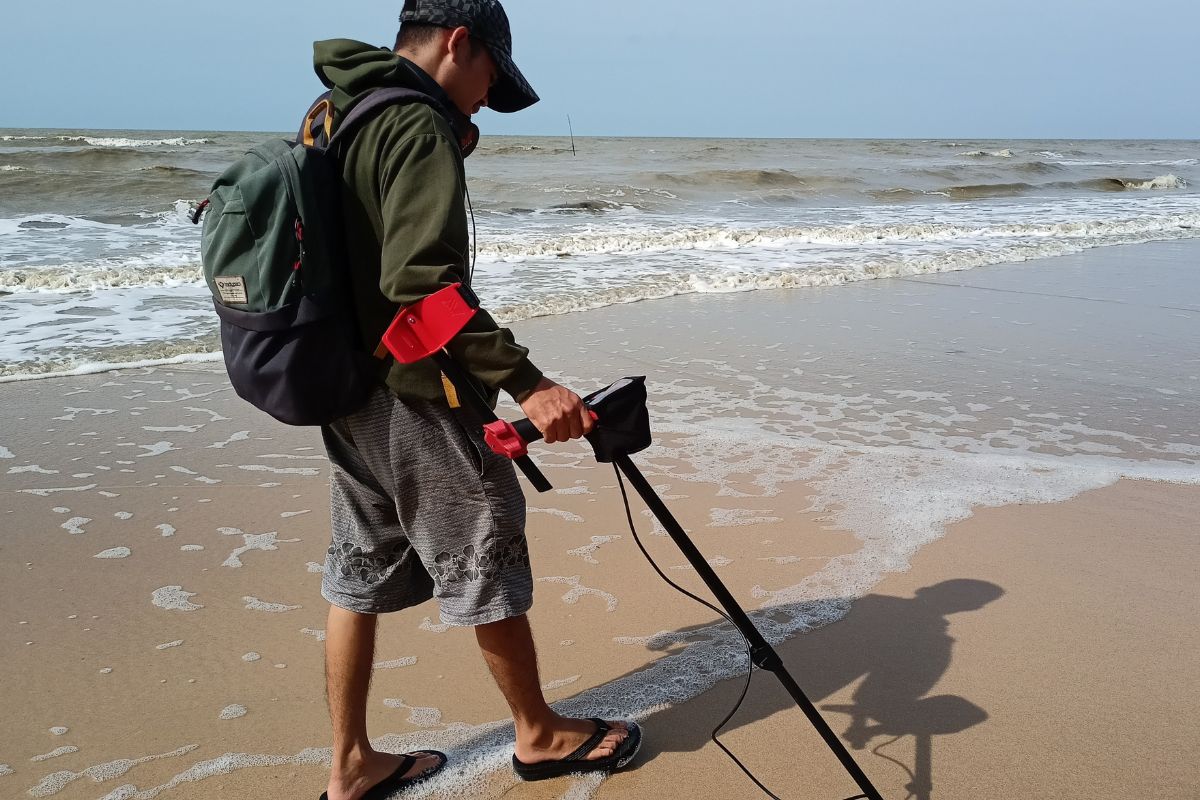 10 Tips for Metal Detecting Success at the Beach